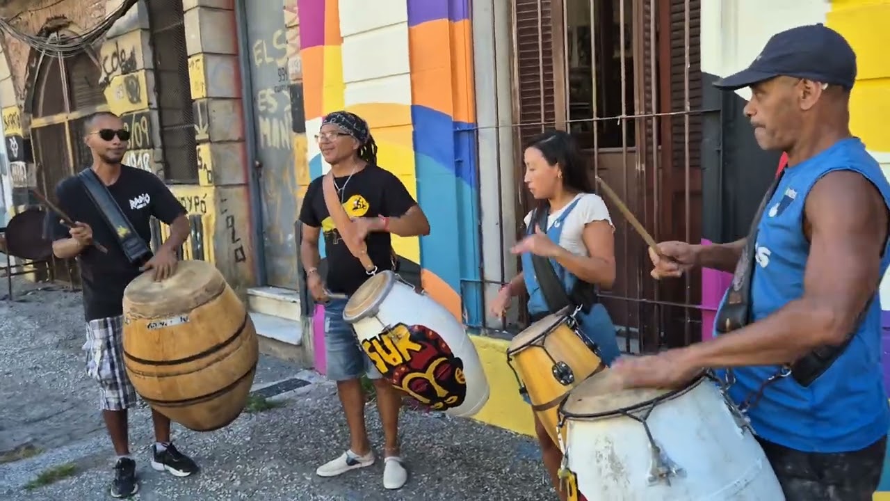 Candombe -  Afuera de la Casa del Vecino - Barrio Sur, Montevideo