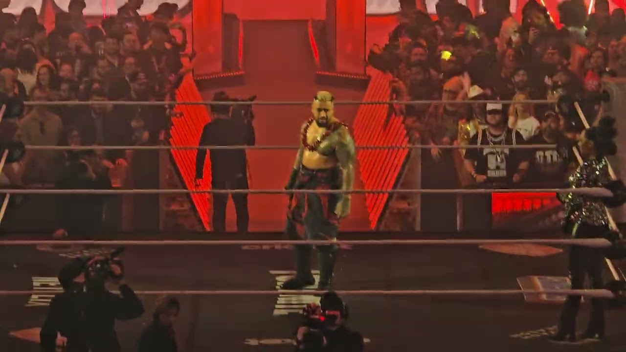 RAW ON NETFLIX SOLO SIKOA AND ROMAN REIGNS ENTRANCES