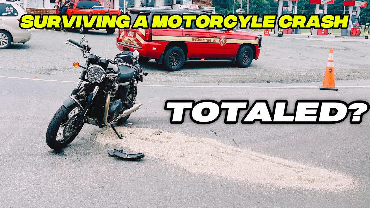 Повреждения Triumph Bonneville после аварии (первое ДТП за 24 года)