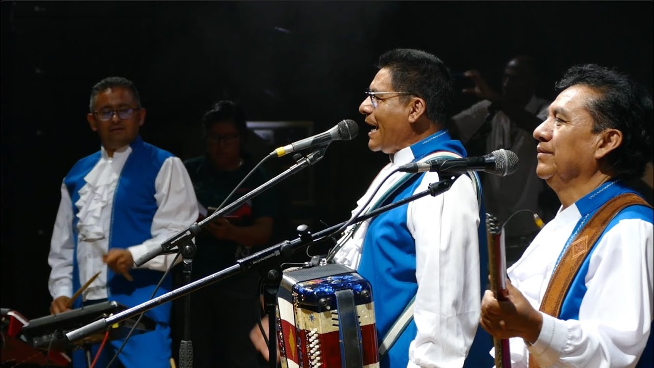 Siguiendo La Luna - Estos Celos - El Cacharrito (En Vivo)