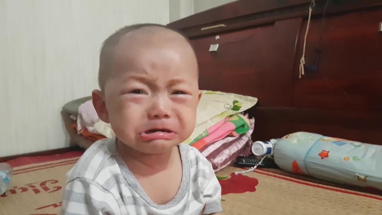 Em bé khóc thật đáng yêu (Bị ba chọc)
