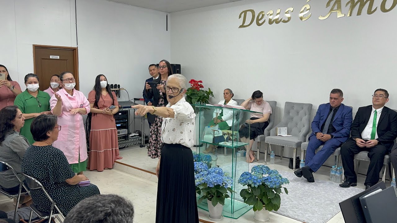Ev. Maria Lorena em culto de libertação no Japão