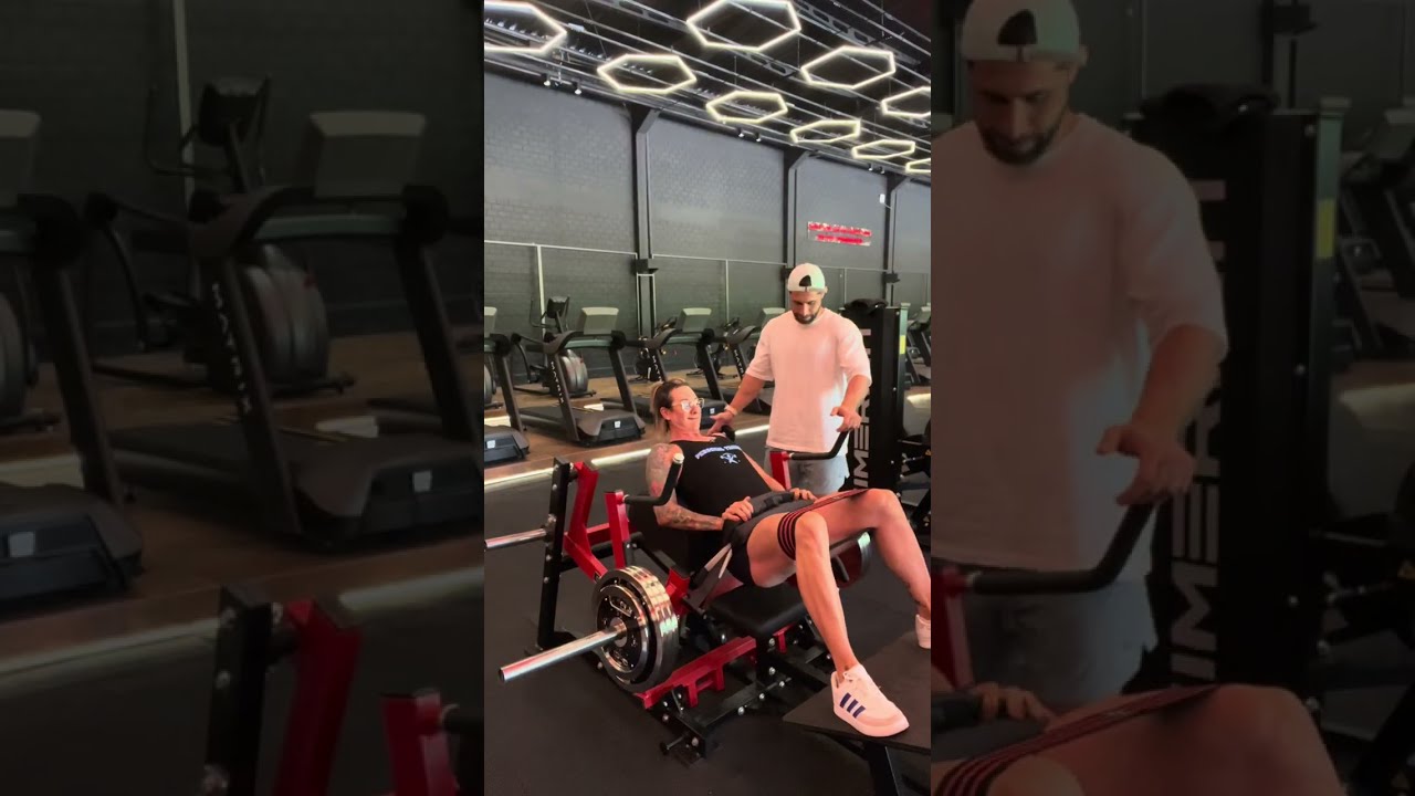 Elevação pélvica com 140kg @carolinenunes5922 e Lucas.krause(@lucas.krause na rede vizinha)