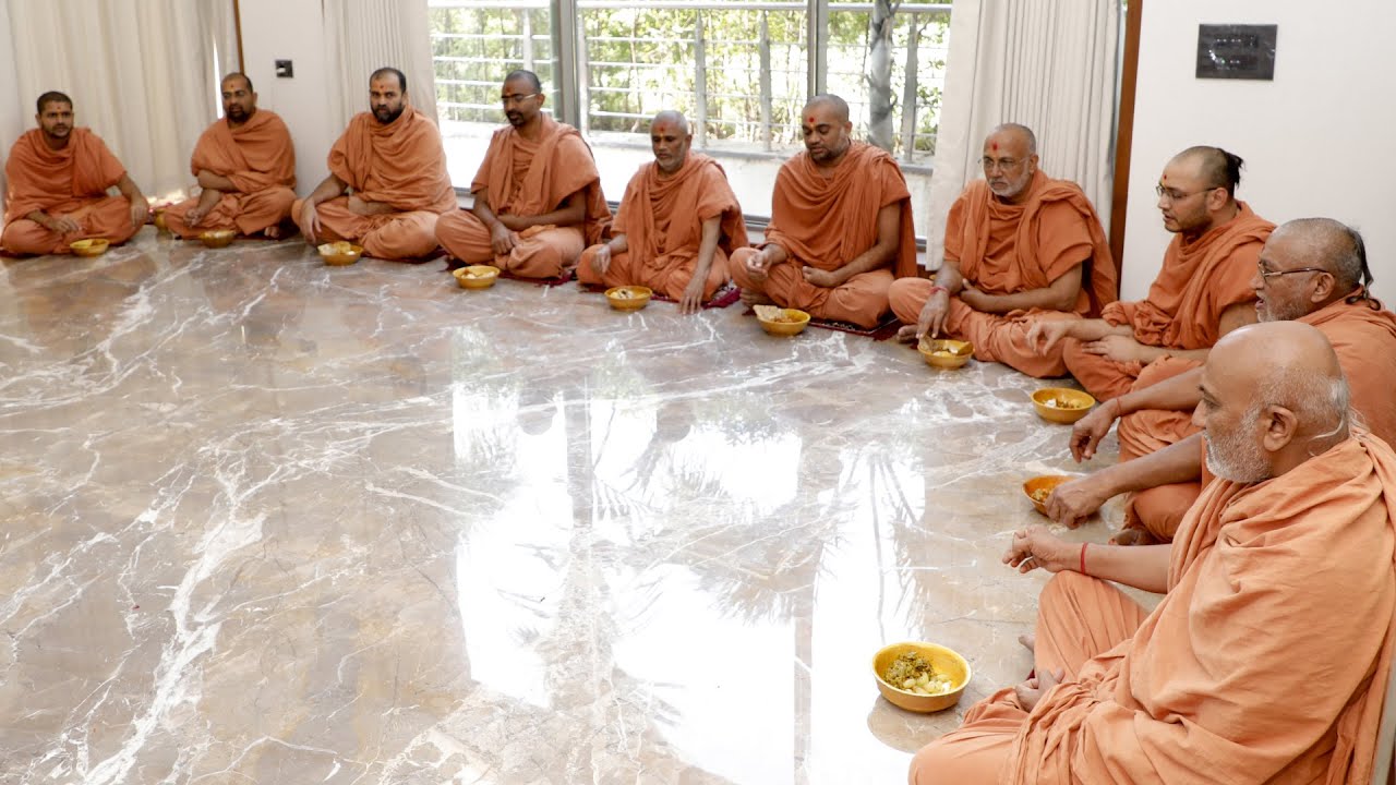 Thal - Rasoi | શ્રી ઘનશ્યામભાઈ રાખોલીયાના નુતન નિવાસ સ્થાને ઠાકોરજીના થાળ અને સંતોને રસોઈ | Part : 2