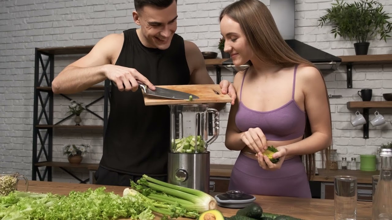 fazendo suco verde em casa homem atl&eacute;tico adicionar fatiado