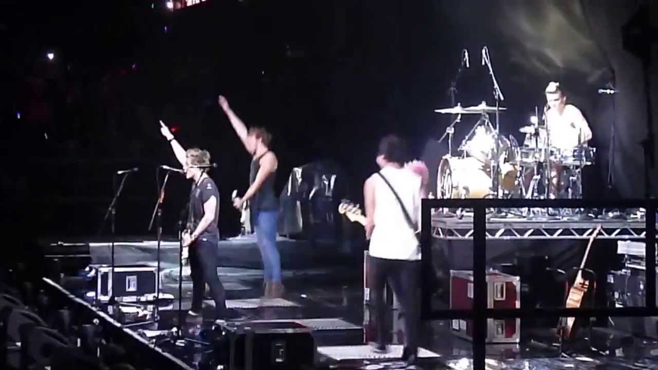 Teenage Dream (Melbourne 30/10/2013) - 5 Seconds Of Summer (Ashton playing guitar)