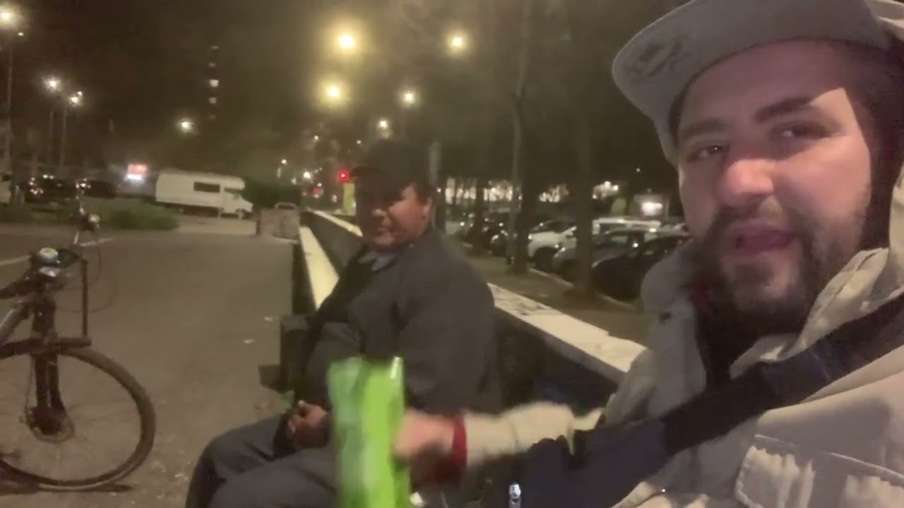 Esile mostra piazza Spartaco a Roma con Daniel il Pecoraro a bere un bicchiere di vino tavernello