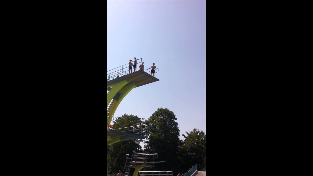 Oberwert Schwimmbad Vorwerts und r&uuml;chwerts Salto vom 10 m turm