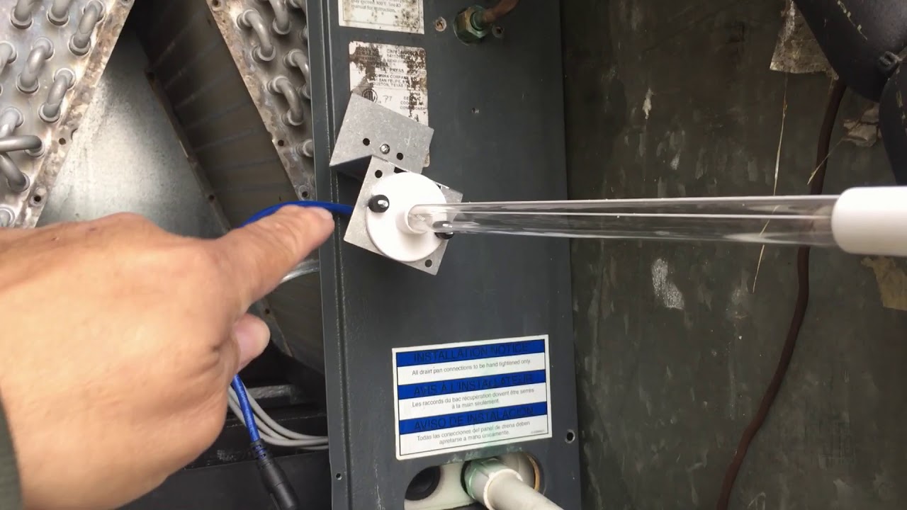 Fresh Aire UV-C Blue Tube, Бактерицидный светильник TUV-BTER для систем отопления, вентиляции и кондиционирования воздуха установлен и проиллюстрирован.