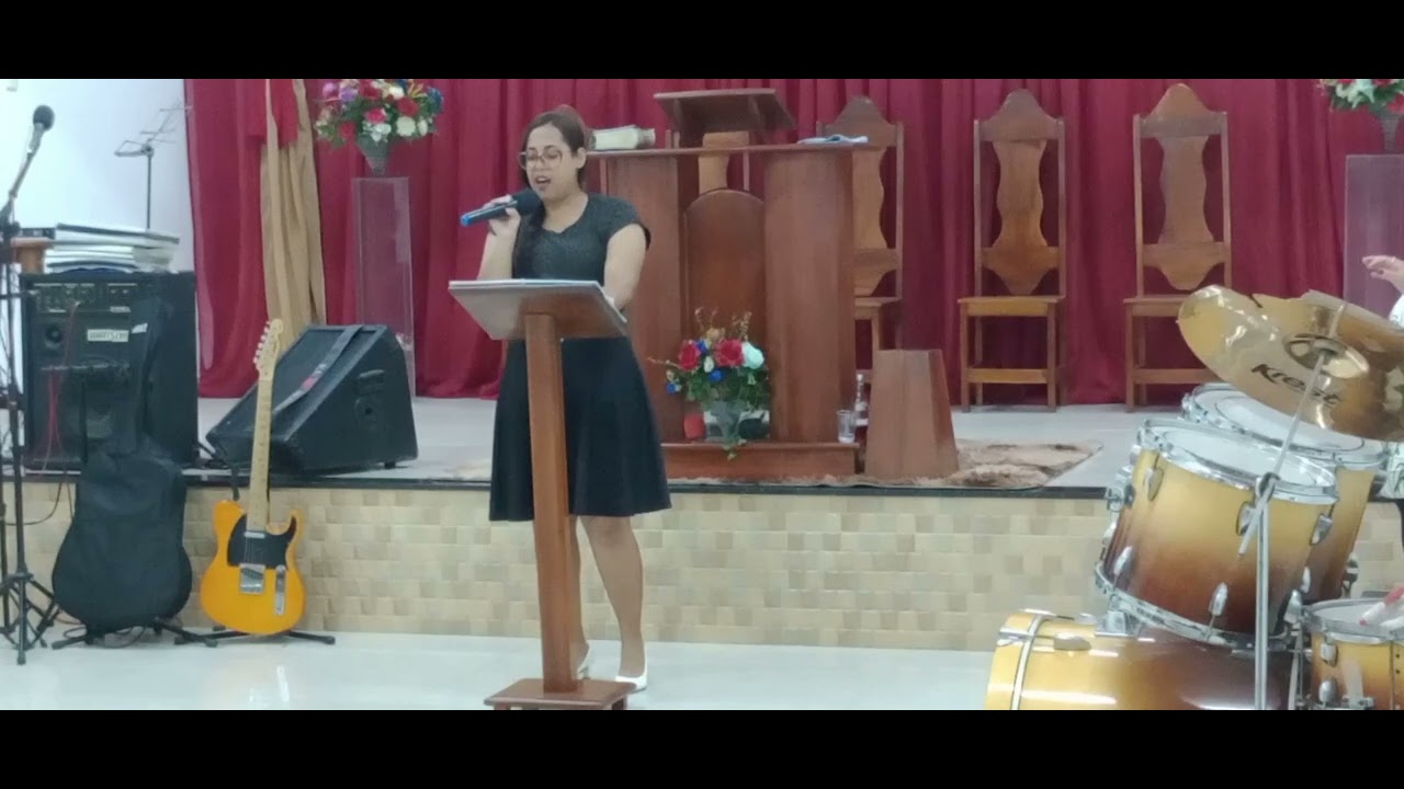 Missionária Selma adorando a Jesus 