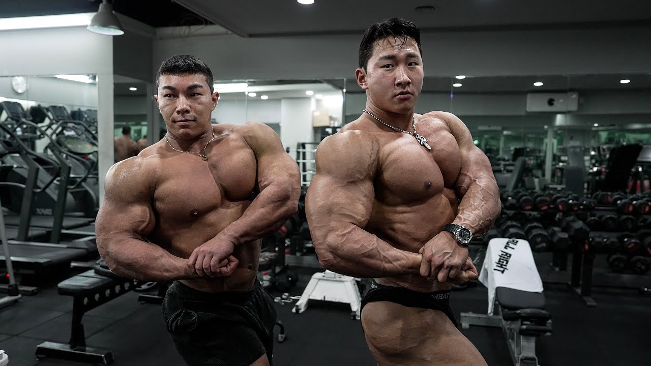 아무도 없는 헬스장에서 둘이서 벗고...