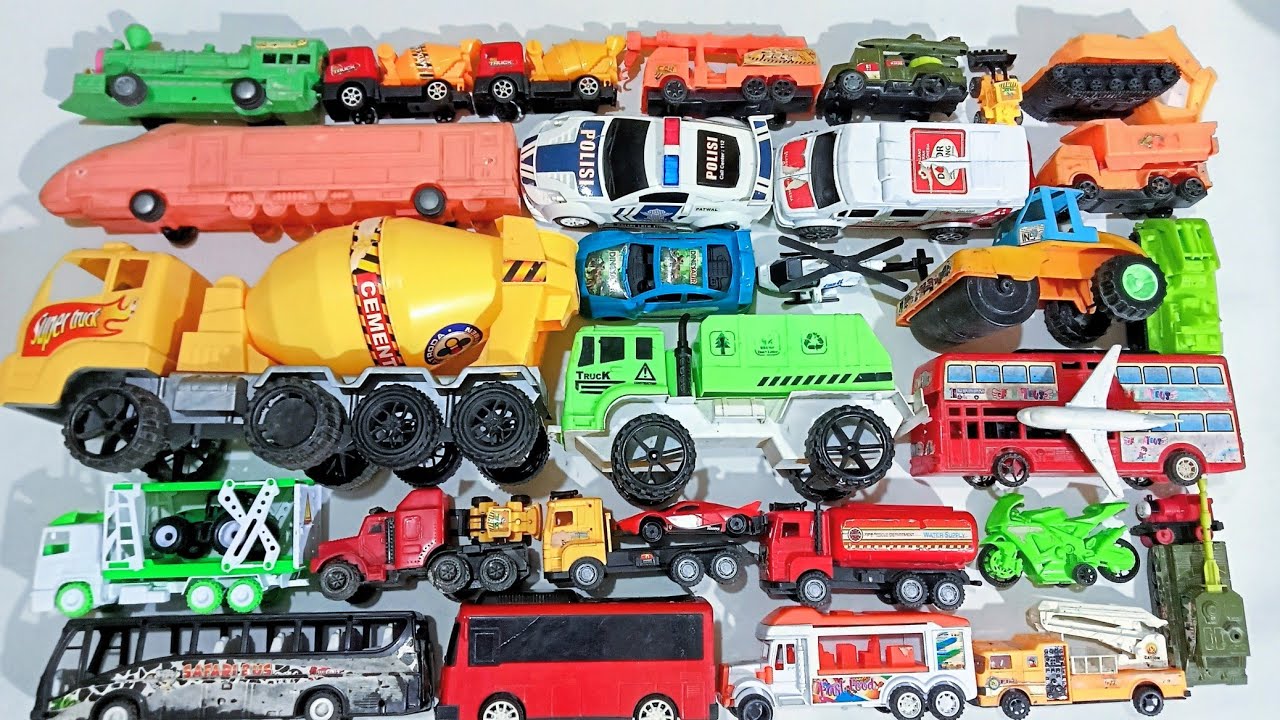 Menemukan Mainan Mobil Balap, Truk Molen, Kereta Api, Bus Telolet, Mobil Polisi, Excavator