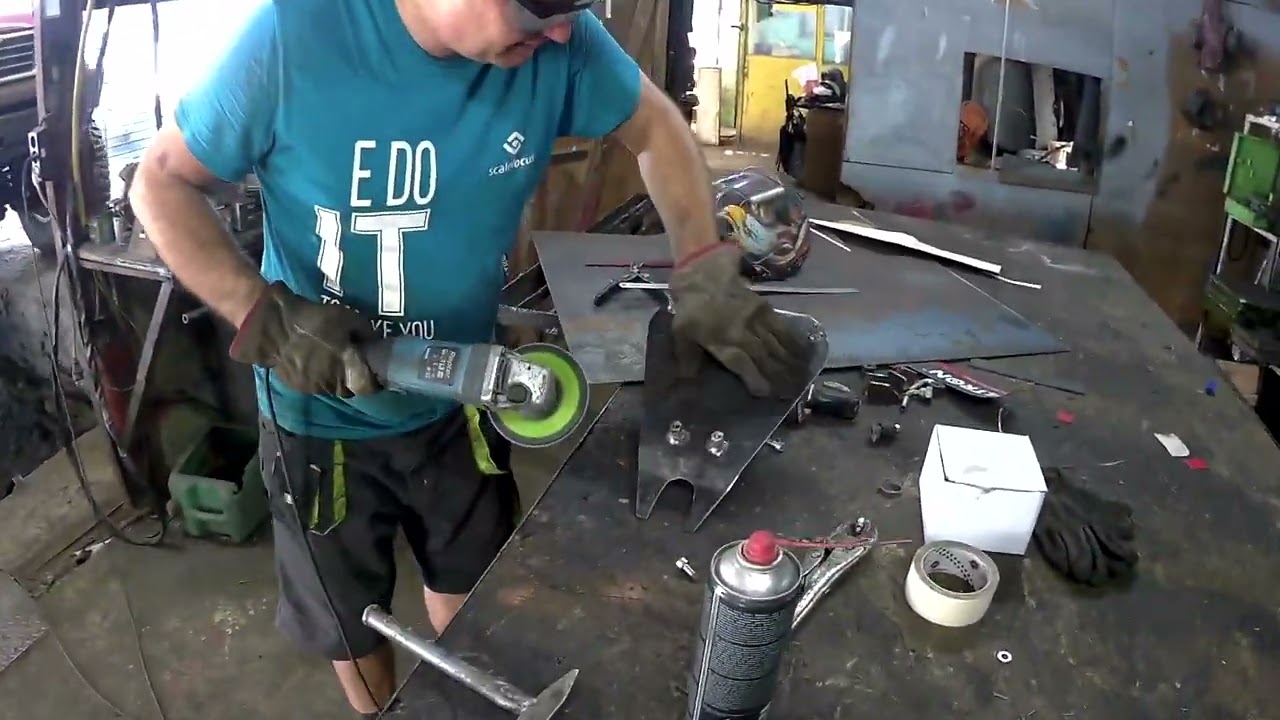 Seat King and Queen make a frame