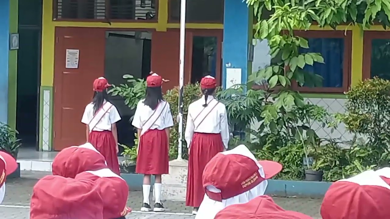 UPACARA PENAIKAN SANG MERAH PUTIH  SD PERCOBAAN 2