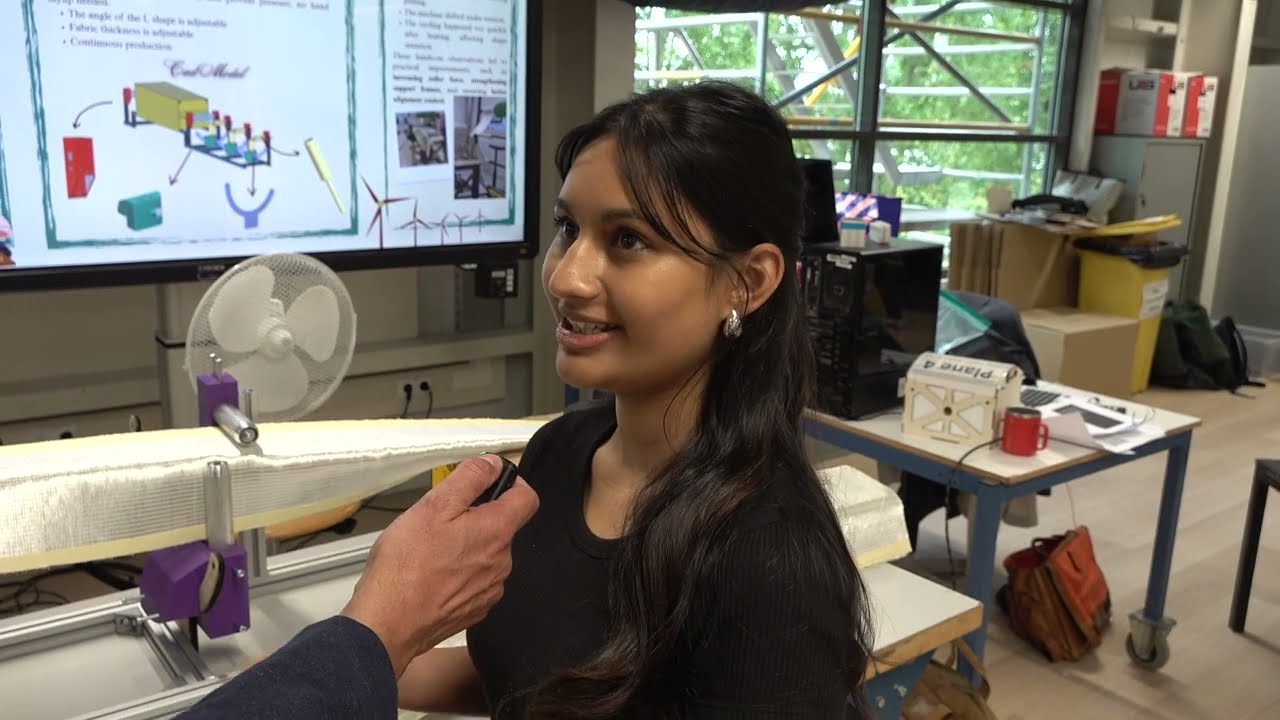Students solving problems from the Aeronautical Industry
