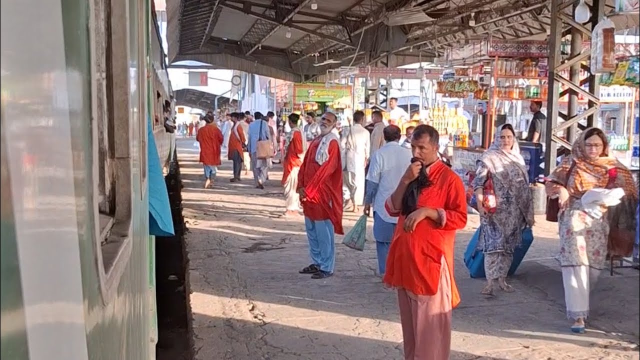 16dn Karachi Express reaching Rohri Junction,Very Bad Condition of Platform of 2nd Biggest Junction 