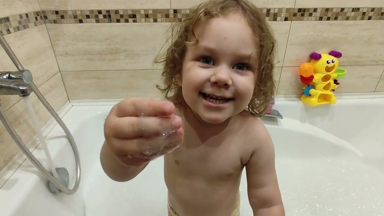 Splashy Bubble Bath Party! 🛁🦆 Caroleene's Ultimate Bathtime Fun 😂 #ToddlerBathtime #CuteKids