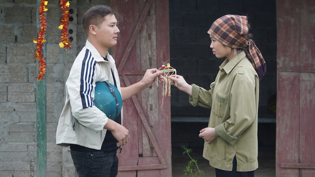 The young man gave the homeless girl a souvenir, and they enjoyed peaceful moments together.