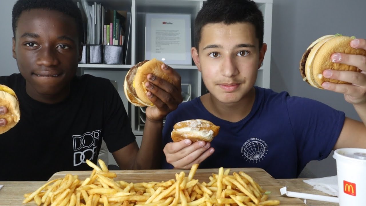 **MUKBANG** СЕМЕЙНАЯ ЛОЖКА MCDONALDS W ГОСТЕВОЙ