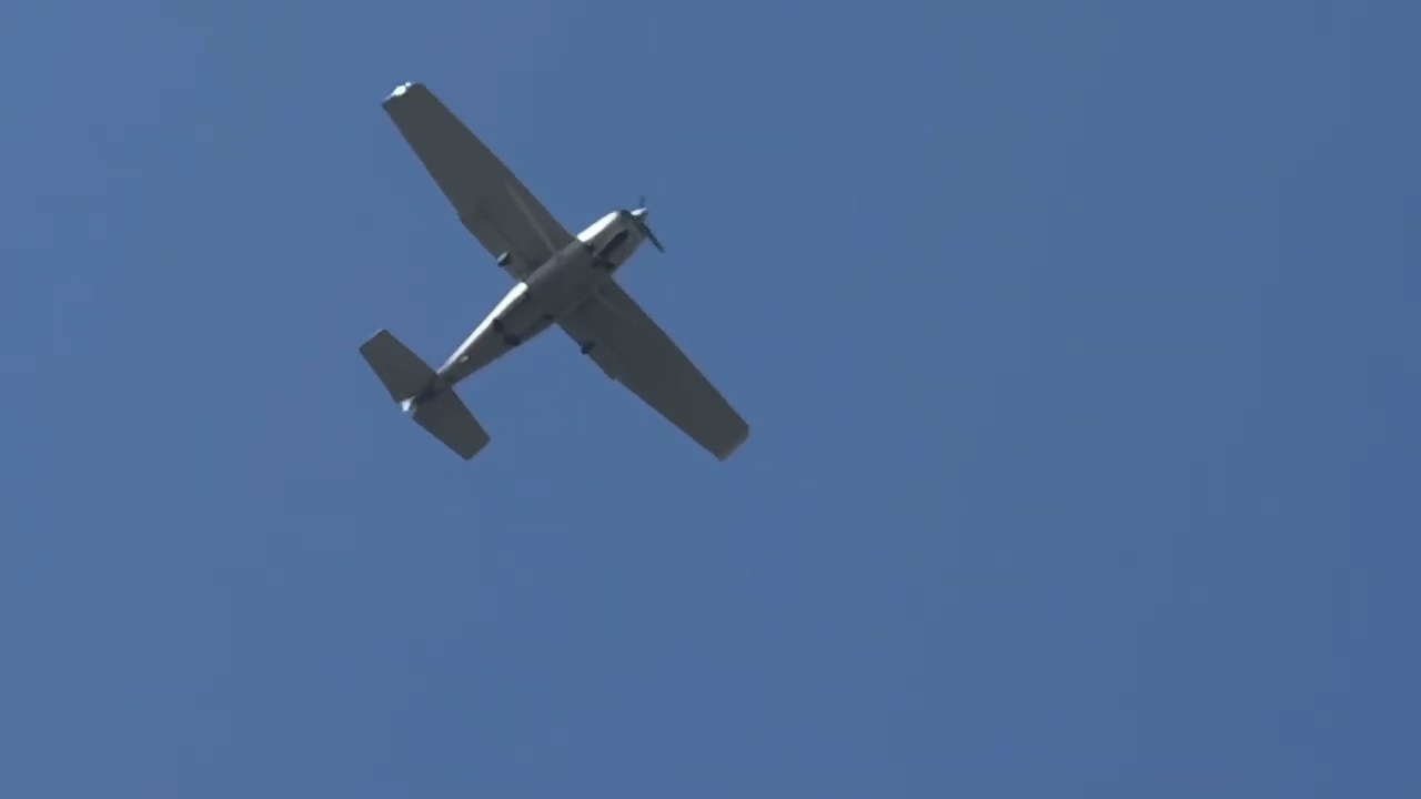 Cessna 172? And McDonnell Douglas MD-11F Flyby (Cessna at 290 Ft!!)