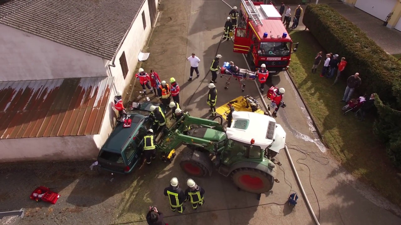 [HD] Traktor Unfall | Fendt spie&szlig;t Auto auf | *&Uuml;BUNG der FFW Friedensdorf*
