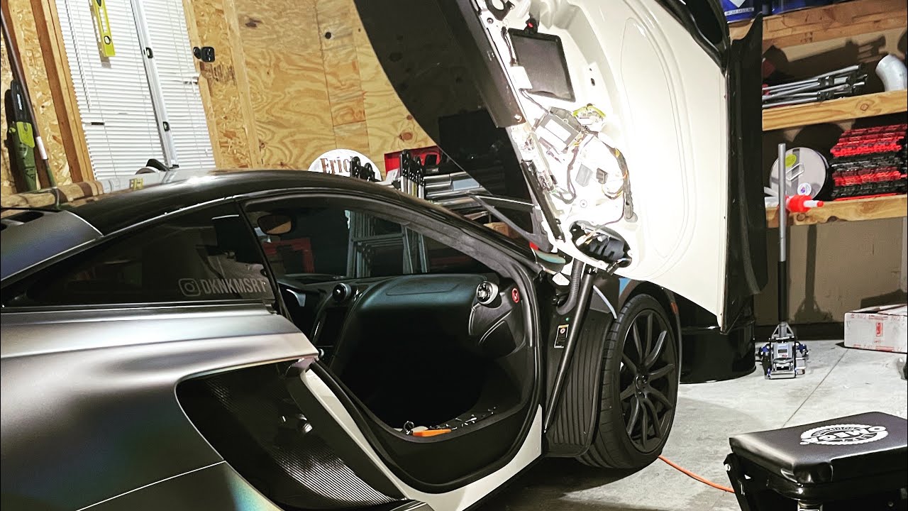 McLaren MP4-12C - Door Panel, Climate, Latch Removal