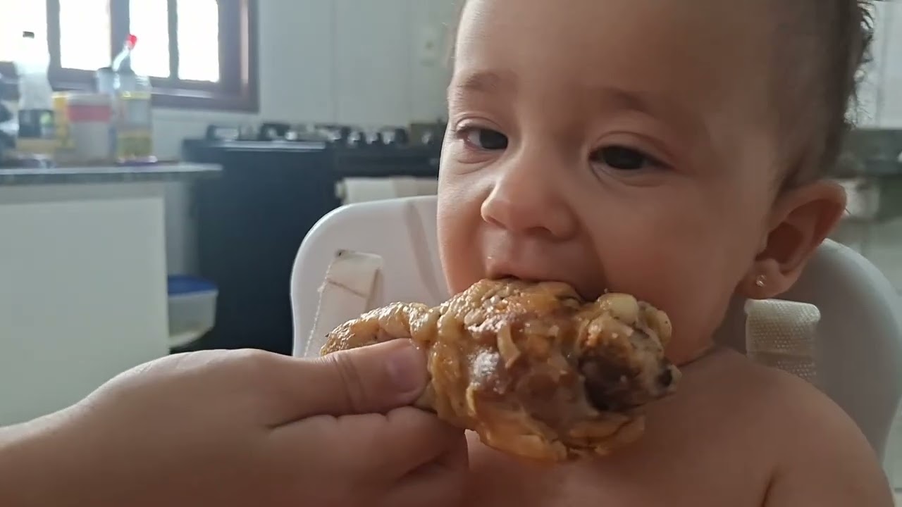 Maria Julia Conhecendo a Coxa do Frango 🐔 
