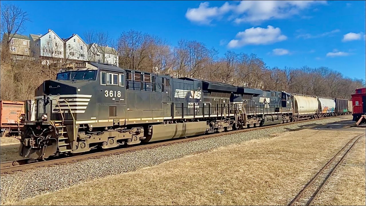 ET44AC Leads with AGP Hopper Car on NS K76
