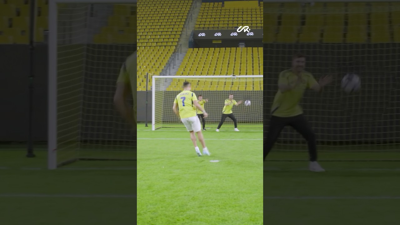 Cristiano shoots, MrBeast tries to stop it... and painfully fails! 🖐️⚽