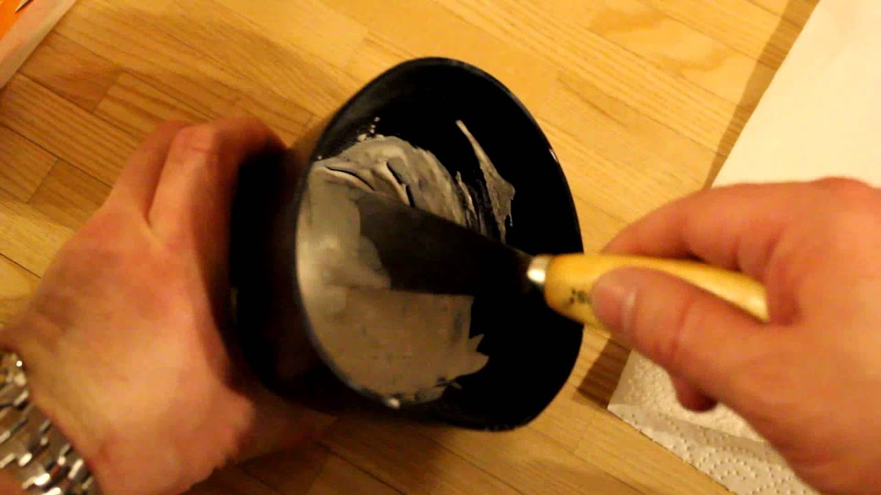 Loch in der Wand reparieren: Spachtelmasse anr&uuml;hren 02/03