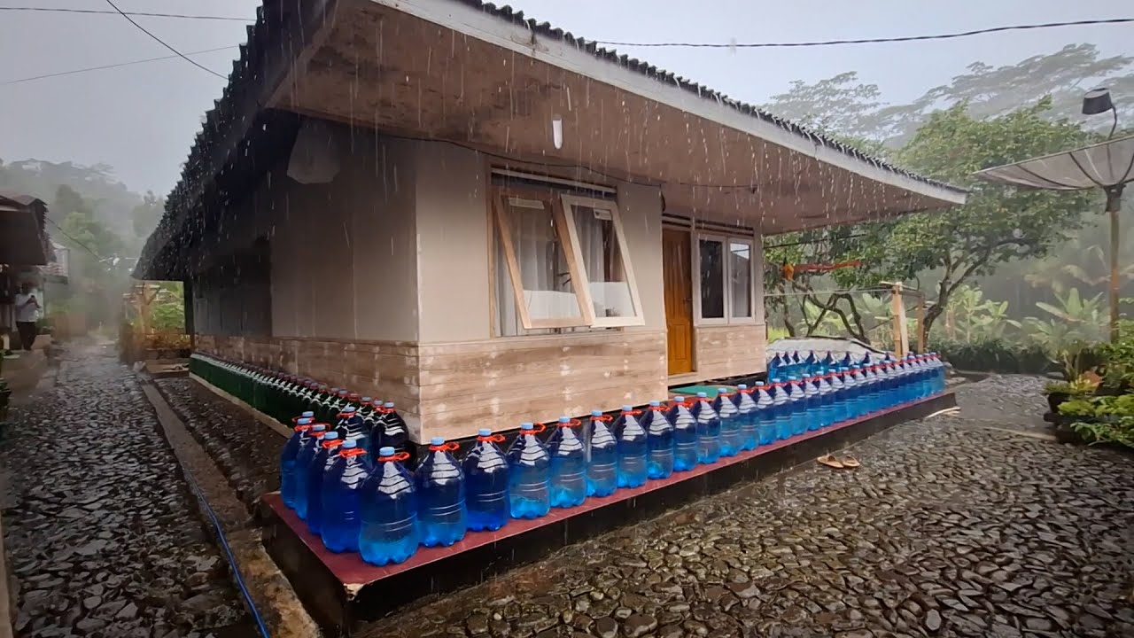 Rumah Anti Becek Kampung Yang di Keleilingi Bebatuan Ditambah Syahdunya Hujan