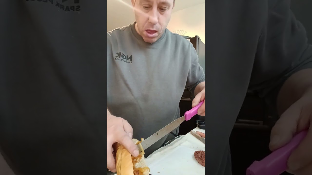 Sandwich américain au steak et aux oignons et paprika fumé avec moutarde mayonnaise et frites