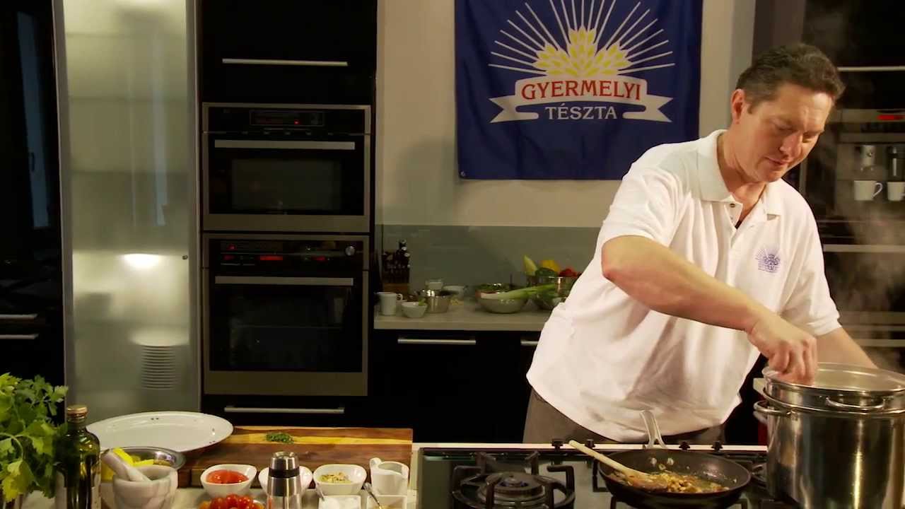 Gyermelyi t&eacute;szta recept: T&eacute;szta pir&iacute;tott keny&eacute;rkock&aacute;val, mandul&aacute;val, szardell&aacute;val