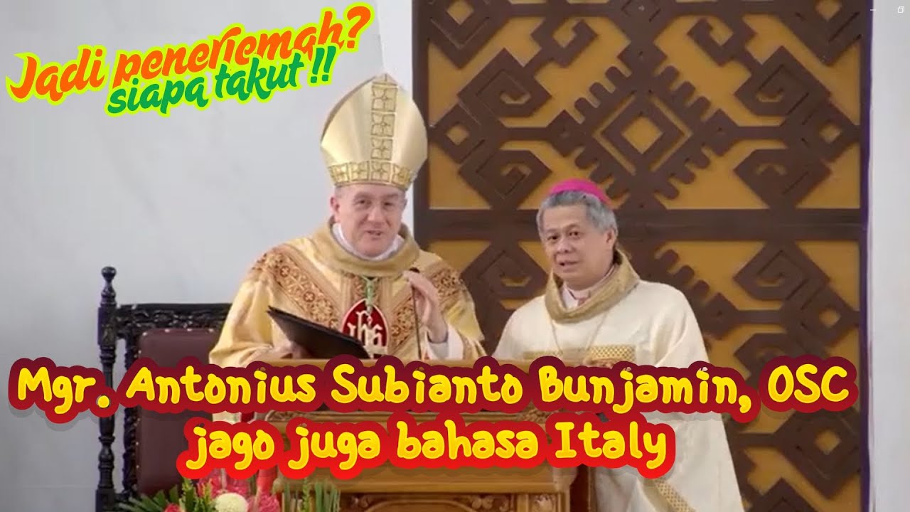 Saat Mgr.Anton menerjemahkan Mgr. Piero di saat Misa Penerimaan Pallium kepada Uskup Agung Kupang