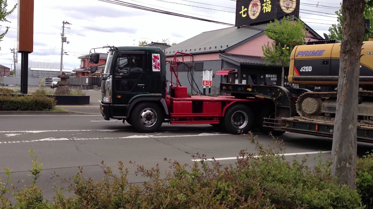 トレーラーの左バック重機搬入