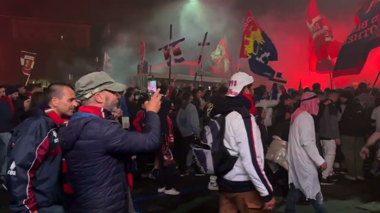 Genoa: dopo la festa il 'funerale' alla Samp tra finti cardinali, bare e croci