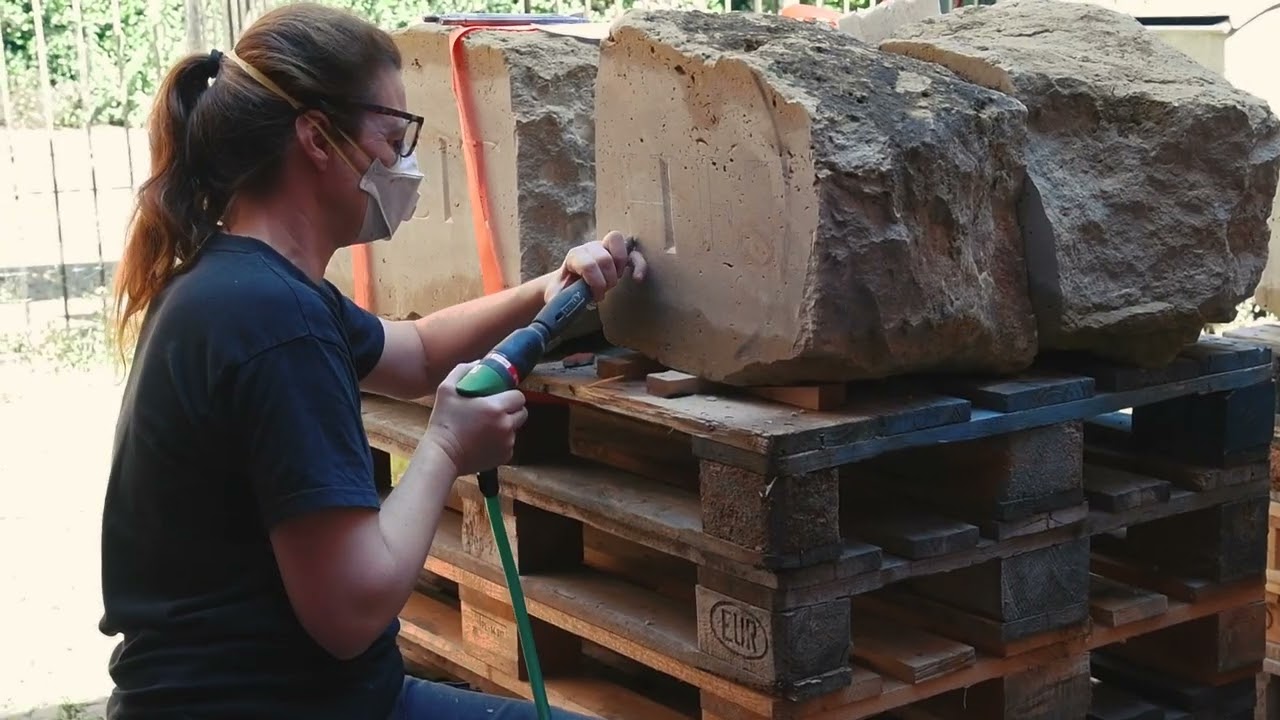 Kappen en plaatsen van de veldstenen met poëzie  door Stéphanie Busard- (02 november 2025)