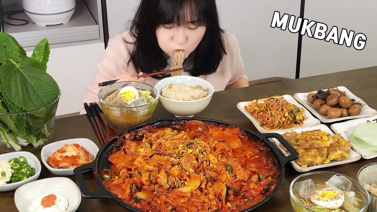 Мукбанг :) пряные бульгоги из свинины с ростками фасоли, жареный рис с сыром.