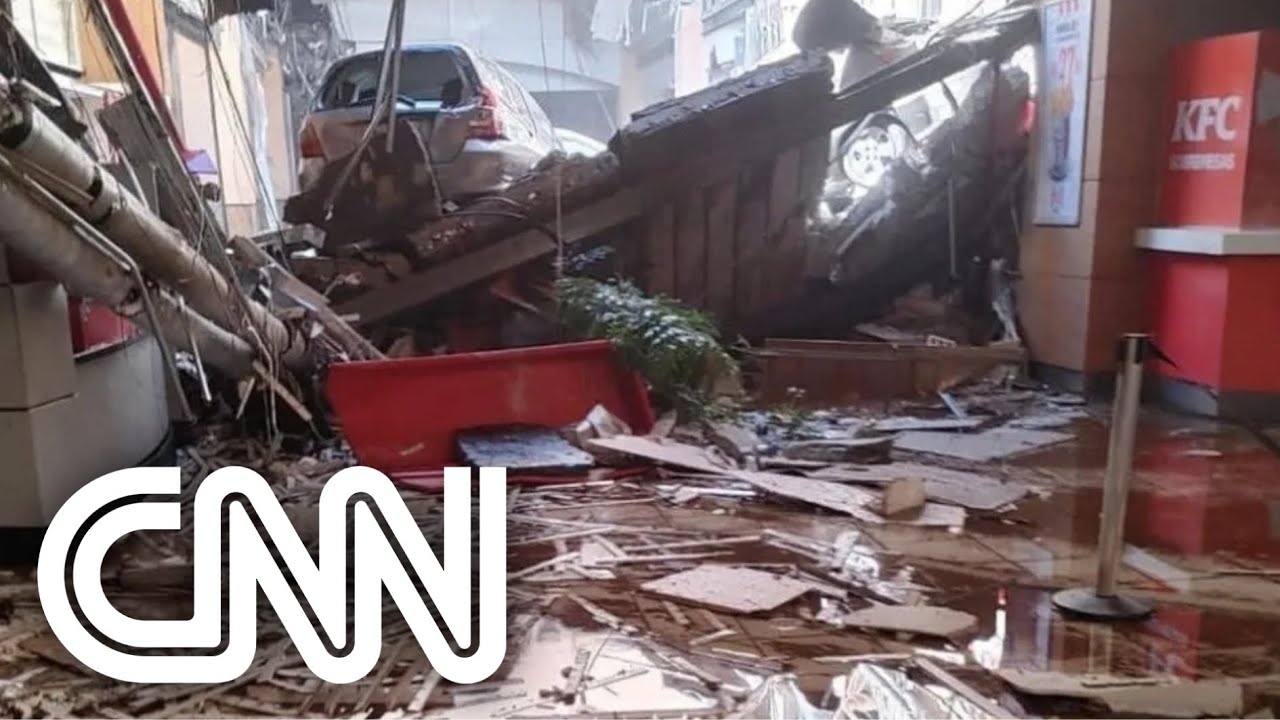 Teto desaba em shopping e veículos caem no corredor | CNN PRIMETIME