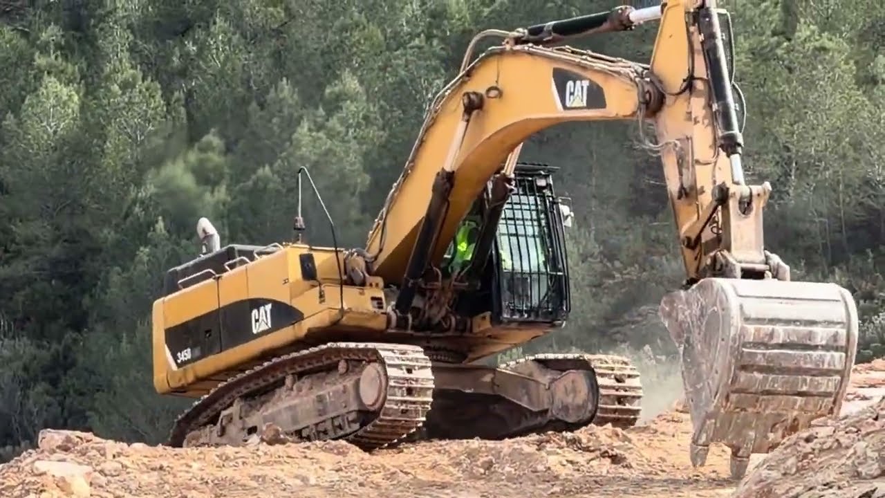 CAT 345D LME | Brutal Rock Destroyer in the Quarry
