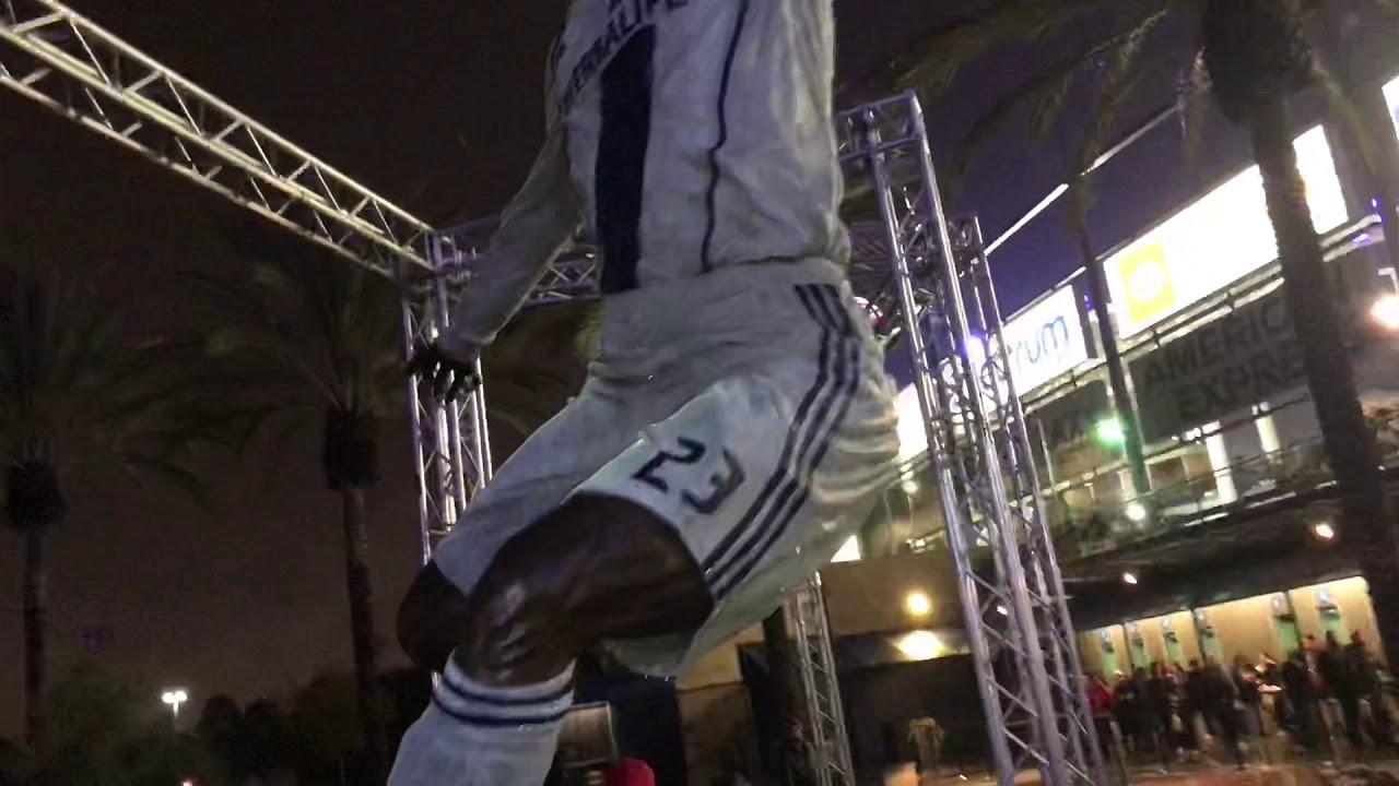 David Beckham Statue Comes Alive at Dignity Health Sports Park