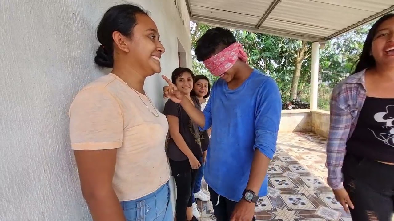 Jugamos De Tocar El Cuerpo Con Los Ojos Vendados Y Donde Toco Tengo Que Besar