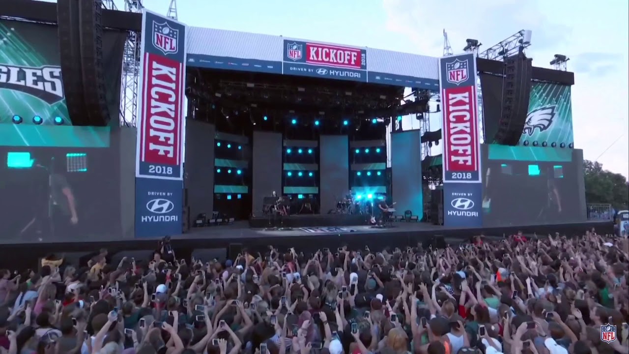 Shawn Mendes - Stitches (NFL 2018)
