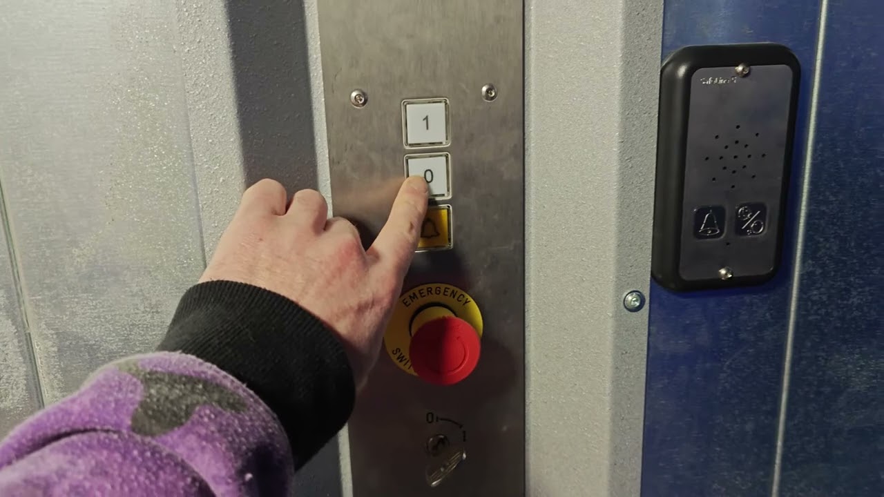 Lift with no inner doors