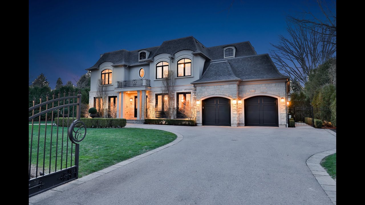 Presenting 1497 Lakeshore Road West in Oakville