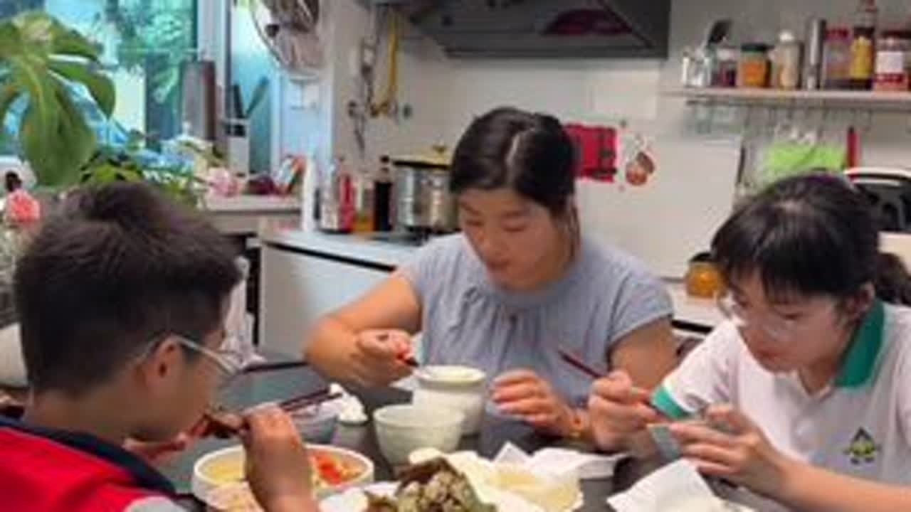 用7分钟半的视频记录全职宝妈一天三顿饭 接送孩子8趟的。婚后的柴米油盐，你觉得别人过的好，别人觉得你过得好，别攀比 别抱怨 过好当下全职宝妈的一天，免费保姆也好 老妈子也好，孩子需要我们也就这几...