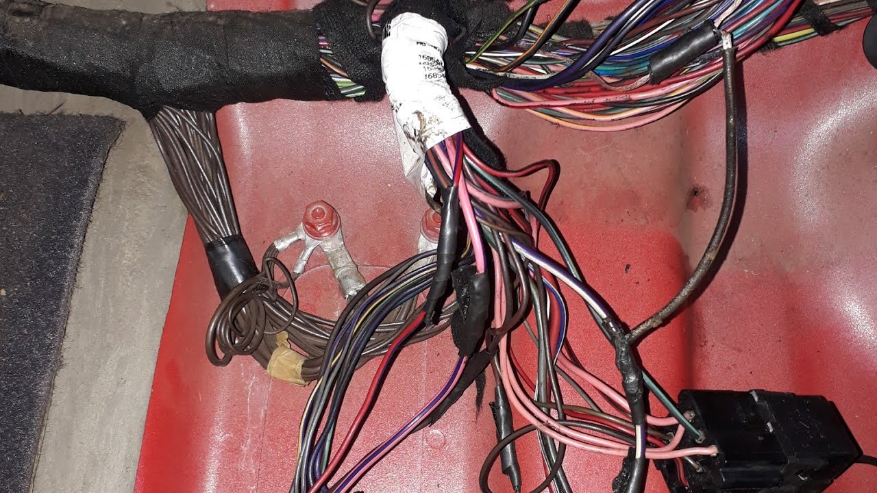 CUIDADO !!!!! Fizeram adaptação na Fiação e quase a Mercedes Classe A pega Fogo!!!