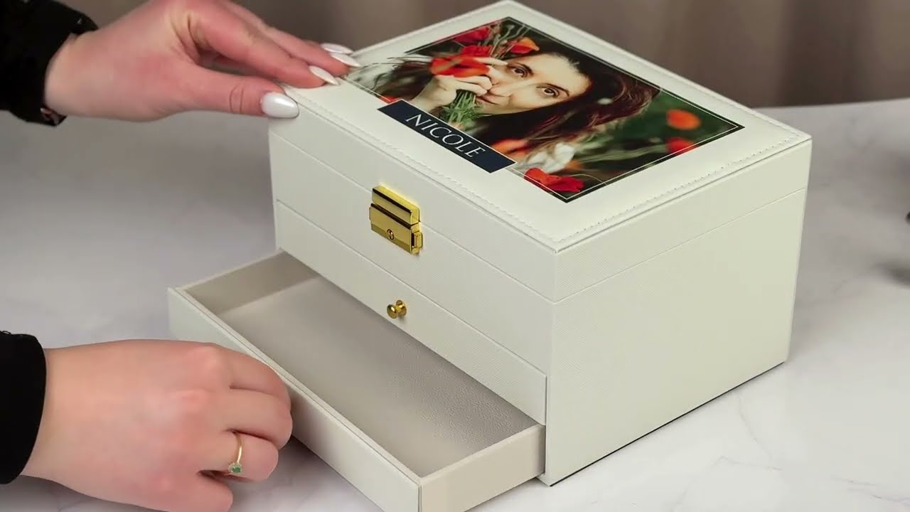 BIAŁA SZKATUŁKA NA BIŻUTERIĘ Z PERSONALIZACJĄ DLA NIEJ