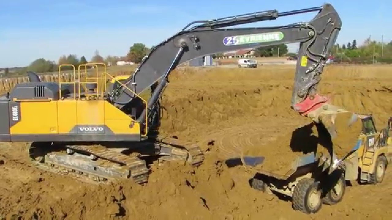 Volvo EC480E loading 725C and A25F