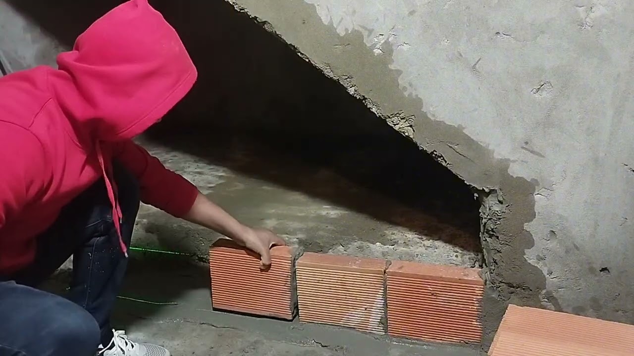 بناء حائط أسفل الدرج للحصول على حائط متساوي